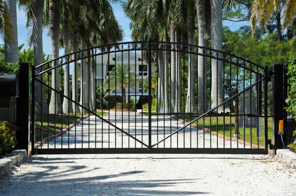Read more about the article The Role of a Battery Backup in Ensuring Your Electric Gate Opener’s Functionality