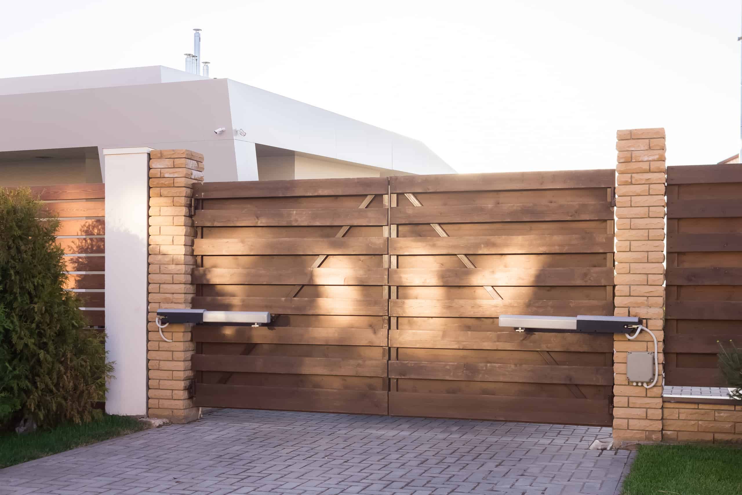 Read more about the article How to Choose the Right Width for Your Automatic Driveway Gate