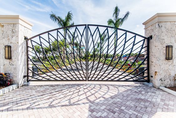 Read more about the article How to choose the best wrought iron gate design for your property’s setting