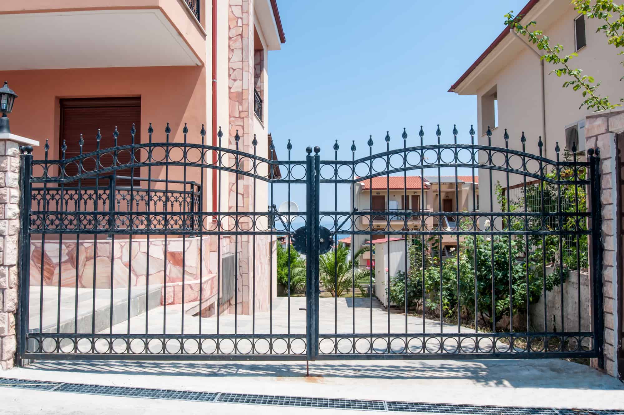 Read more about the article The Benefits of Automatic Gates for Apartments and Condos