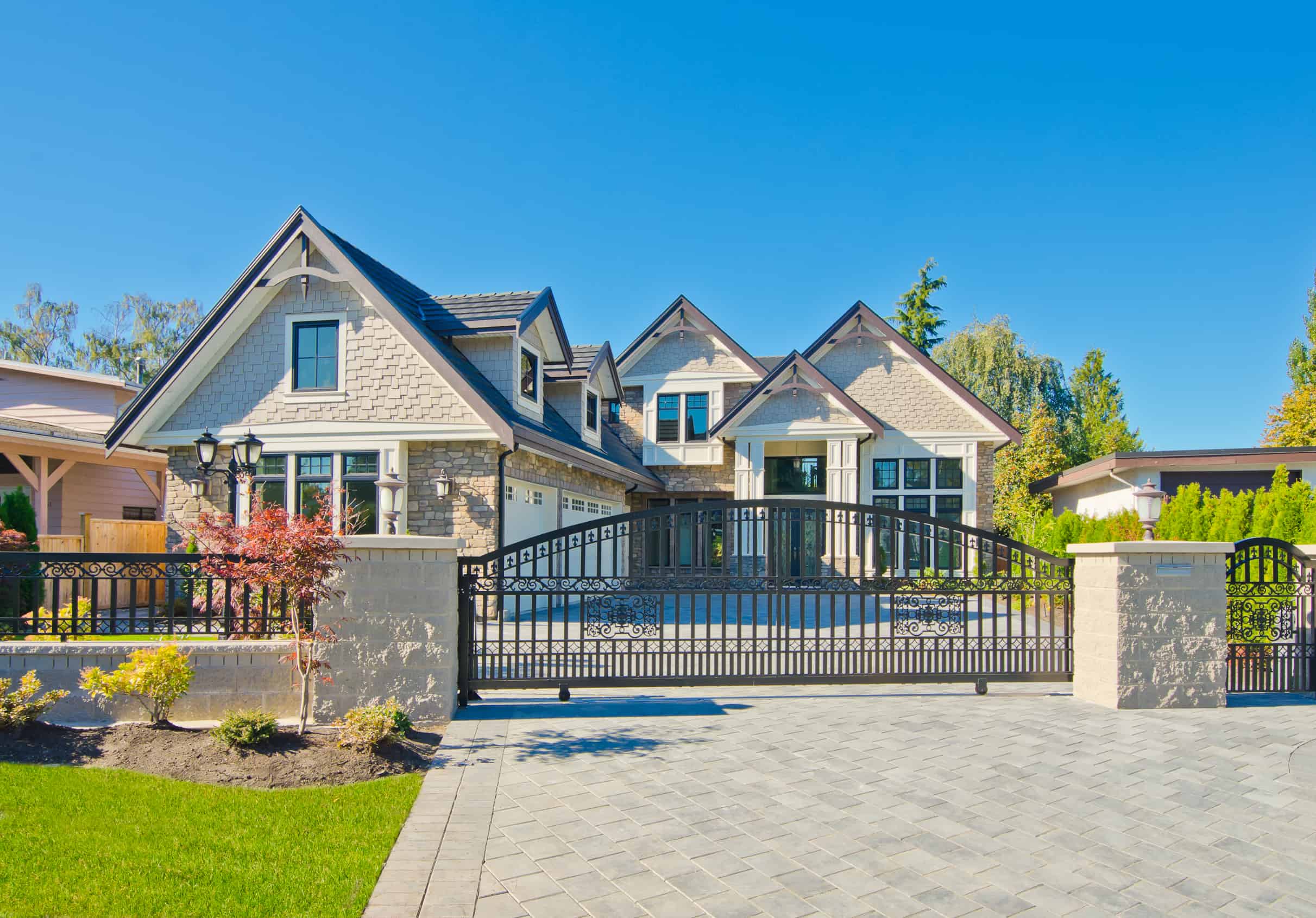 Read more about the article The advantages of curved wrought iron driveway gates
