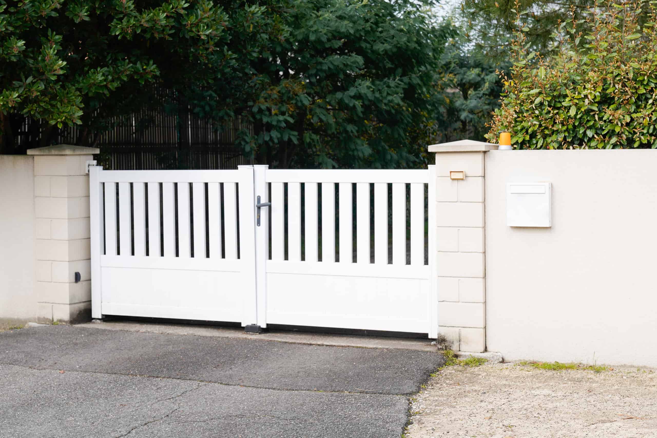 Read more about the article 5 Reasons Why You Need an Automatic Driveway Gate