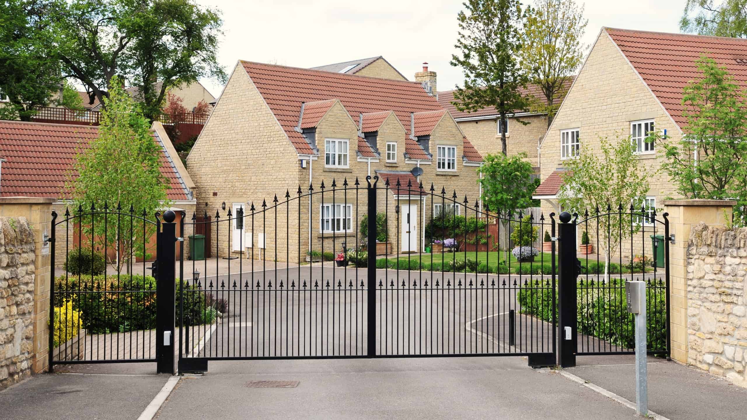 Read more about the article How to choose the best wrought iron gate system for your property’s traffic flow