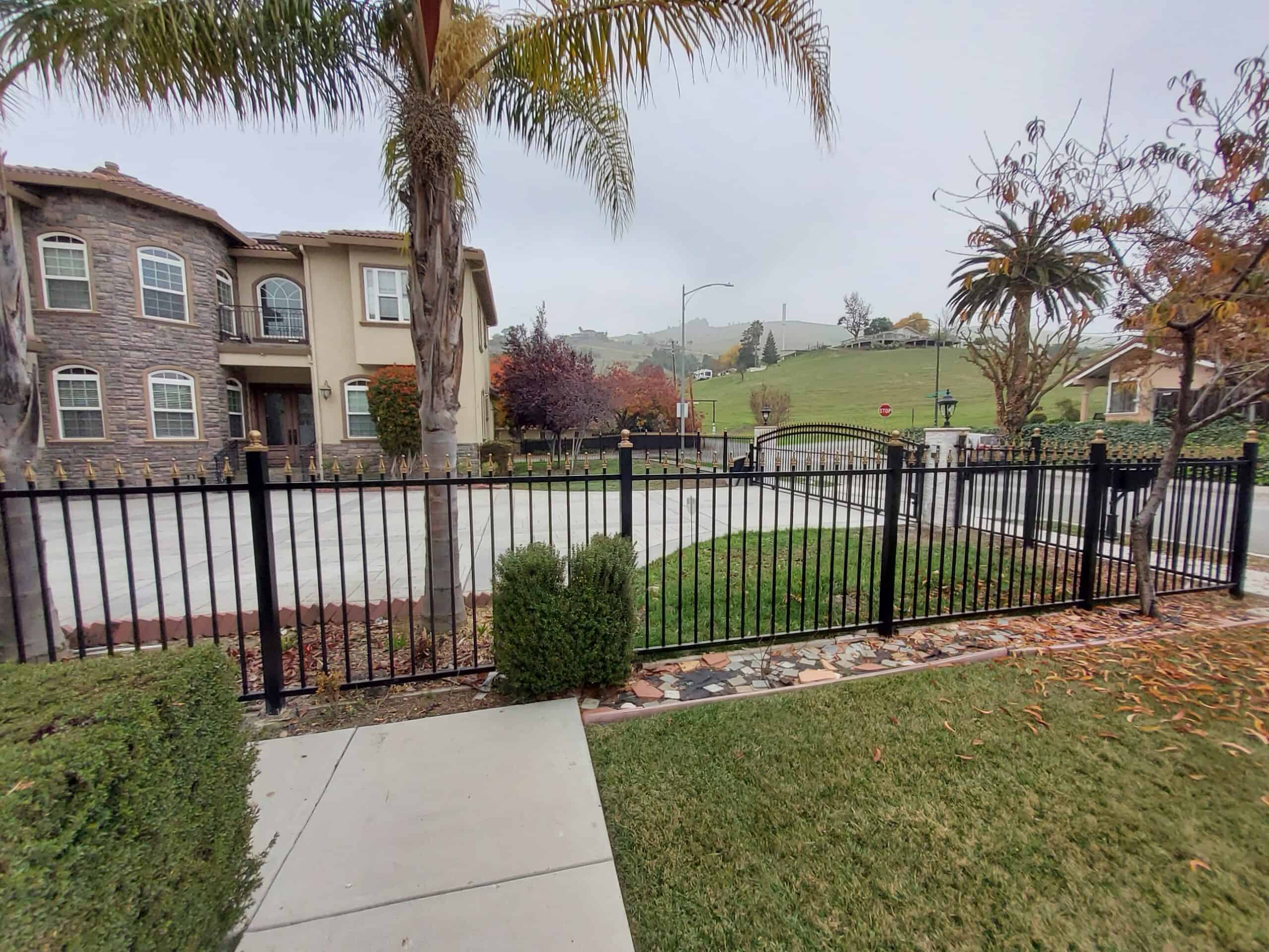 Read more about the article 10 Advantages Of Hiring A Fence Contractor